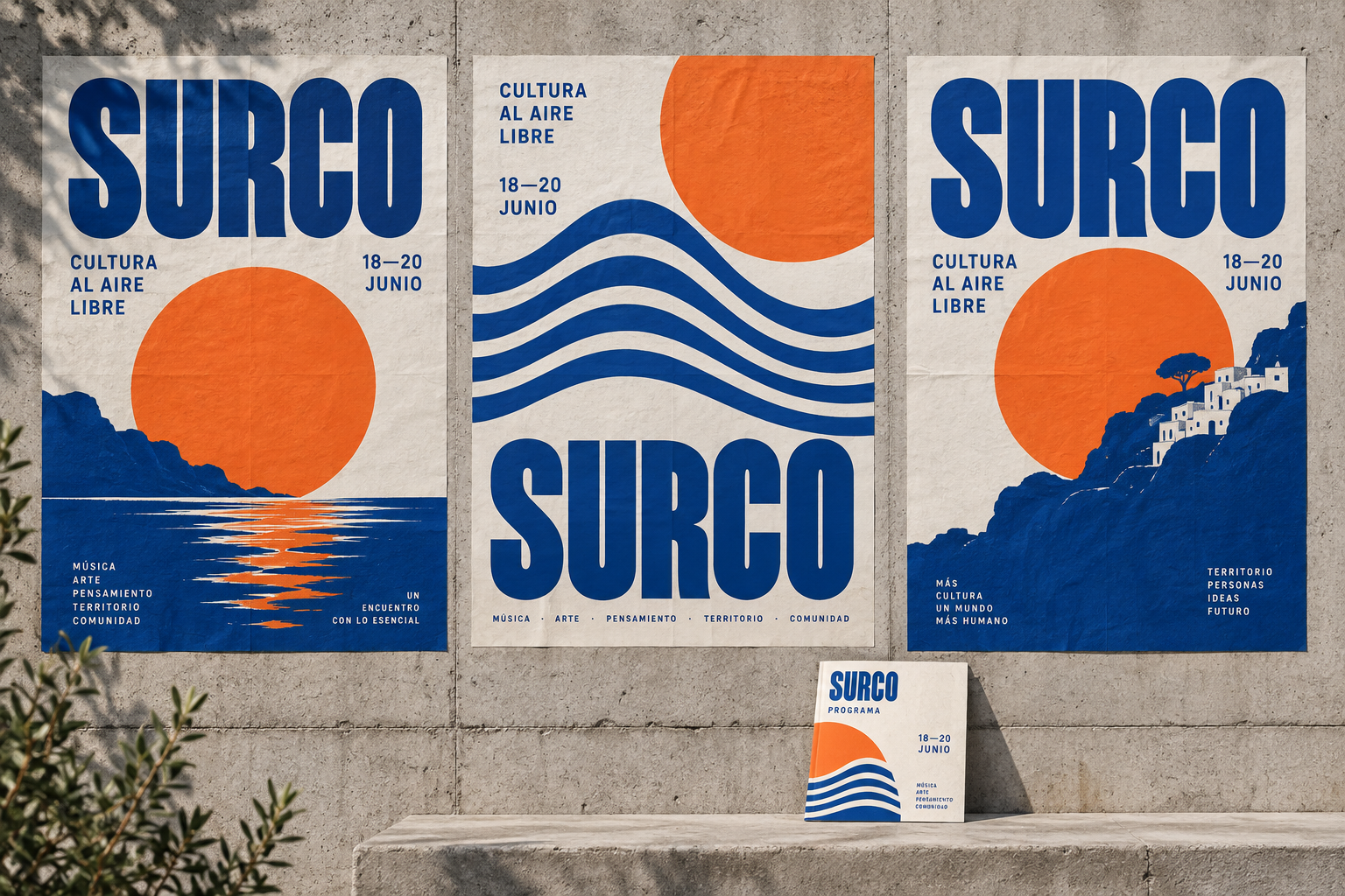 Campaña conceptual SURCO con tres carteles azules y naranjas y un programa